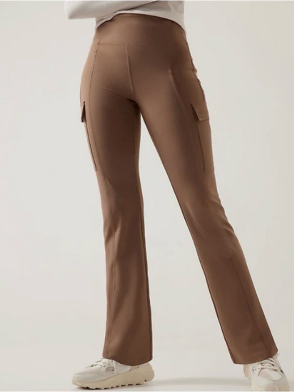Athleta Women’s Delaney Straight Leg Cargo Pant in Brown. Size Medium